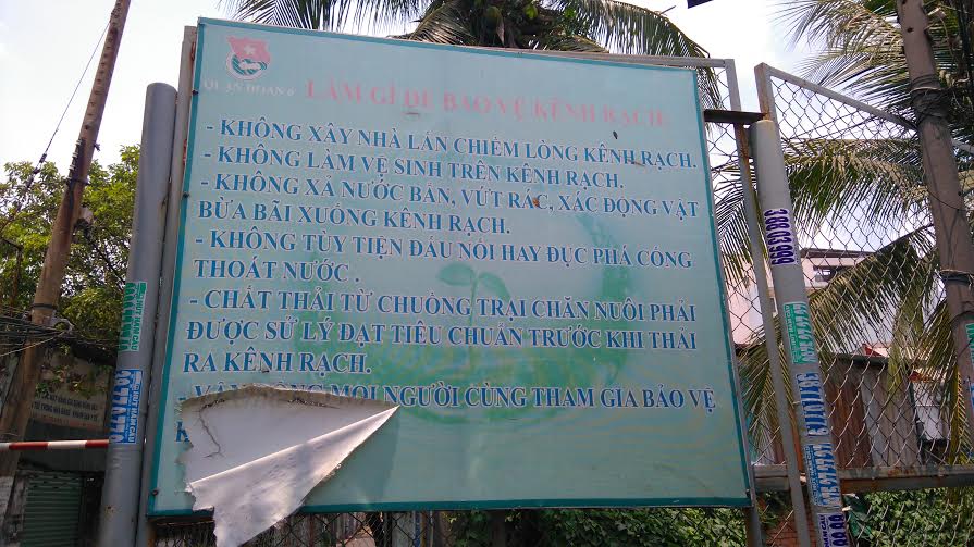 Quận[-]Tân[-]Phú:[-]Kênh[-]trên[-]đường[-]Lương[-]Thế[-]Vinh[-]“hôi”[-]nồng[-]nặc